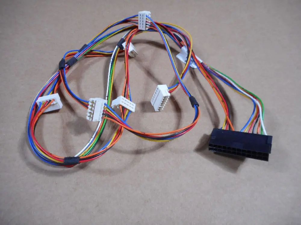 Kabelbaum mit mehreren bunten Drähten und Steckverbindern, geeignet für Anwendungen wie die von Remeha, zur Verbindung von elektrischen Komponenten.